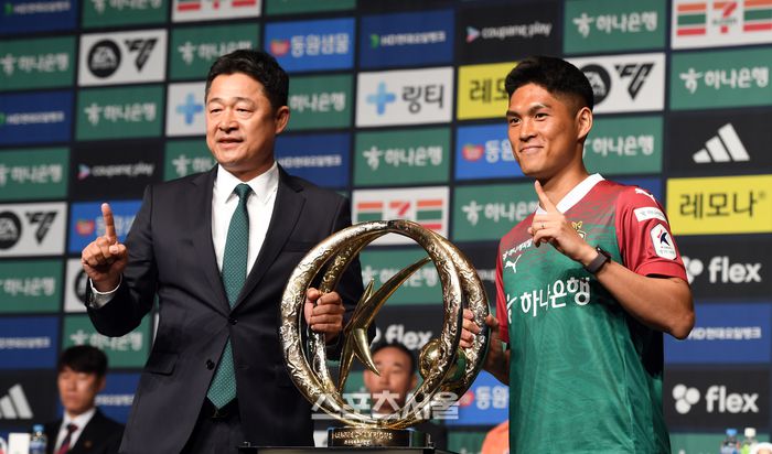 대전 이민성 감독과 이순민이 26일 중구 소공동 더플라자호텔에서 열린 하나은행K리그 2024 개막 미디어데이에서 트로피를 잡고 포토타임을 갖고 있다. 2024.02.26.소공동 | 강영조 기자 kanjo@sportsseoul.com