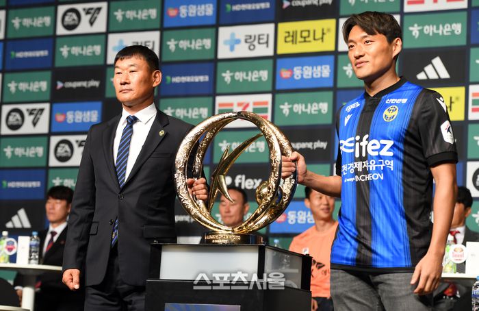 인천 조성환 감독과 이명주가 26일 중구 소공동 더플라자호텔에서 열린 하나은행K리그 2024 개막 미디어데이에서 트로피를 잡고 포토타임을 갖고 있다. 2024.02.26.소공동 | 강영조 기자 kanjo@sportsseoul.com