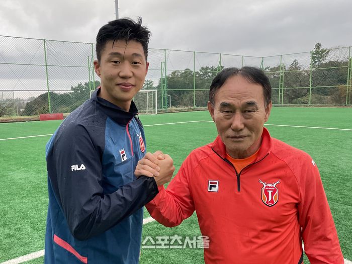 제주 임채민(왼쪽)과 김학범 감독. 정다워기자