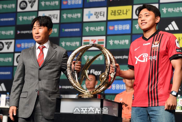 FC서울 김기동 감독과 조영욱이 26일 중구 소공동 더플라자호텔에서 열린 하나은행K리그 2024 개막 미디어데이에서 트로피를 잡고 포토타임을 갖고 있다. 2024.02.26.소공동 | 강영조 기자 kanjo@sportsseoul.com