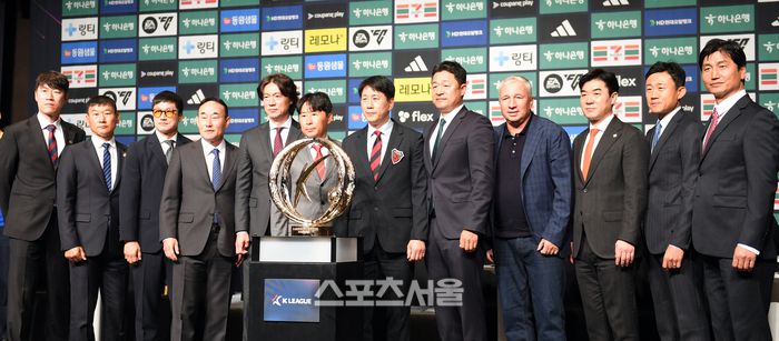12개 프로축구단  감독들이 26일 중구 소공동 더플라자호텔에서 열린 하나은행K리그 2024 개막 미디어데이에서 단체 포토타임을 갖고 있다. 2024.02.26.소공동 | 강영조 기자 kanjo@sportsseoul.com