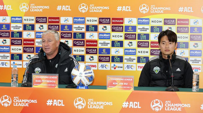 전북 현대 단 페트레스쿠 감독과 주장 김진수가 지난 13일 전주월드컵경기장에서 포항과 펼칠 AFC 챔피언스리그 16강전에 대한 의견을 밝히고 있다. 연합뉴스