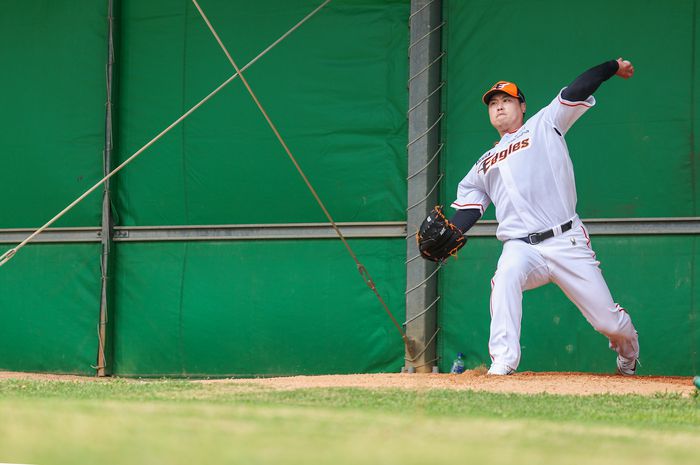 류현진이 23일 일본 오키나와현 고친다 구장에서 열린 한화 이글스 2차 스프링캠프 훈련에서 불펜피칭을 하고 있다. 오키나와 | 연합뉴스
