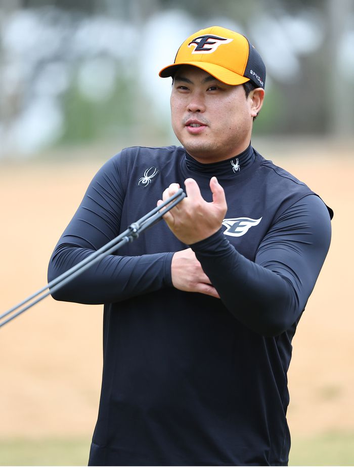 류현진이 25일 일본 오키나와현 고친다 구장에서 열린 한화 이글스 2차 스프링캠프에서 훈련을 준비하고 있다. 오키나와 | 연합뉴스