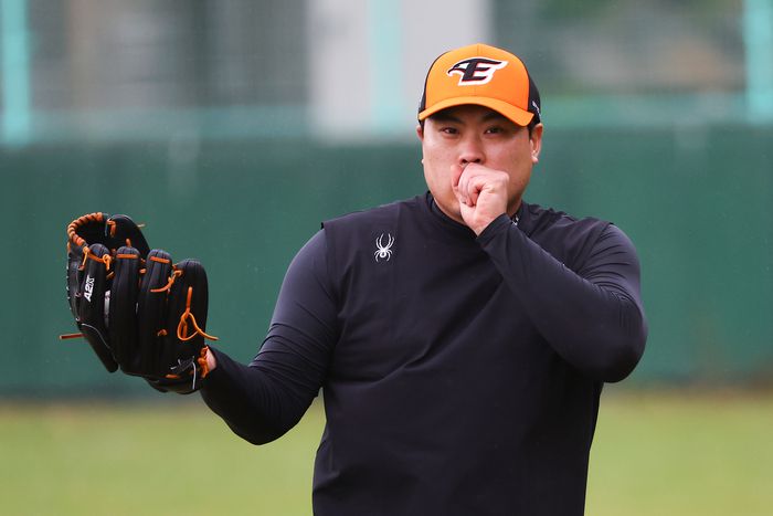 류현진이 25일 일본 오키나와현 고친다 구장에서 열린 한화 이글스 2차 스프링캠프에서 캐치볼 훈련을 하고있다. 오키나와 | 연합뉴스