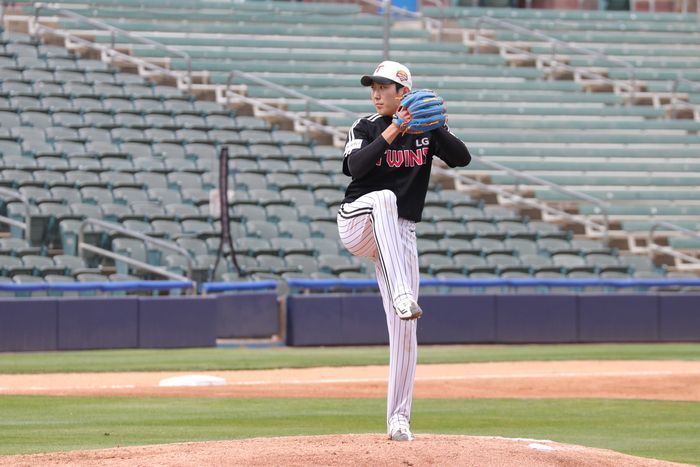 LG 손주영이 27일(한국시간) 미국 애리조나 투산 키노 콤플렉스에서 열린 NC와 평가전애서 투구하고 있다. 사진 | LG 트윈스