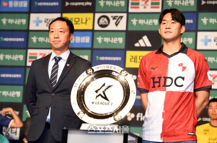 K리그2  부산 박진섭 감독과 이한도가 26일 중구 소공동 더플라자호텔에서 열린 하나은행 K리그 2024 개막 미디어데이에서 포토타임을 갖고 있다. 2024.02.26.소공동 | 강영조 기자 kanjo@sportsseoul.com