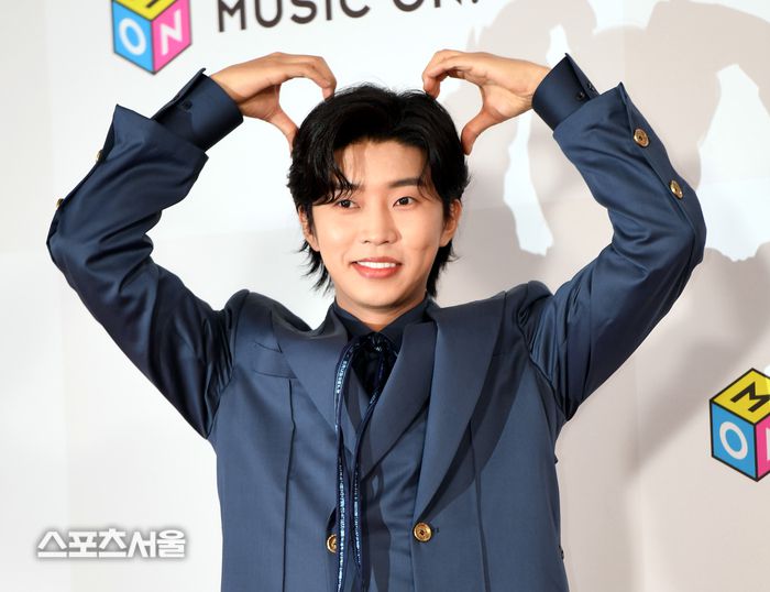 임영웅이 10일 인천 남동체육관에서 열린 ‘2023 더팩트 뮤직 어워즈’ 레드카펫 행사에서 하트 포즈를 취하고 있다.    2023. 10. 10.인천 | 최승섭기자 thunder@sportsseoul.com