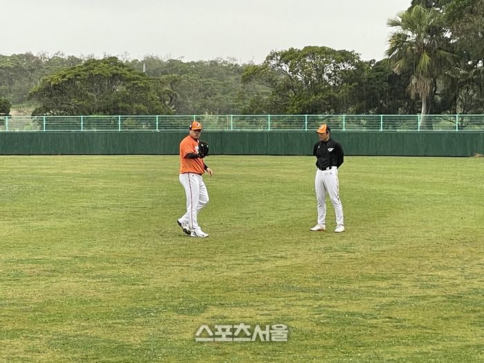 류현진이 1일 일본 오키나와 한화 스프링캠프에서 예정된 첫 라이브 피칭이 비로 취소된 후 캐치볼을 하고 있다. 오키나와 | 김동영기자 raining99@sportsseoul.com
