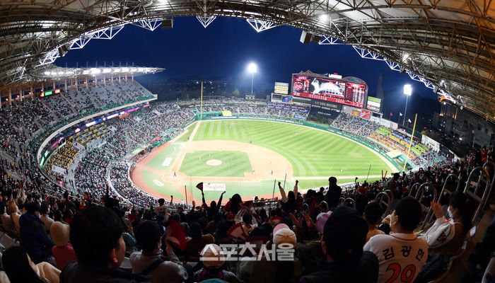 프로야구 유료화 시대가 열린다. OTT(Over the top) 사업자인 티빙이 5500원 ‘광고형요금제’를 출시했다. 모바일에서 무료 야구를 즐기던 시대와 결별이다.문학 | 강영조기자kanjo@sportsseoul.com