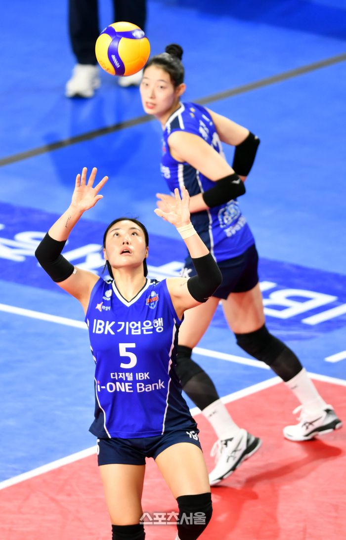 IBK 세터 김하경이 5일 화성실내체육관에서 열린 2023-2024 V리그 여자부 IBK기업은행과 흥국생명의 경기에서 토스를 올려주고 있다.   2024.3.6.화성 | 강영조 기자 kanjo@sportsseoul.com