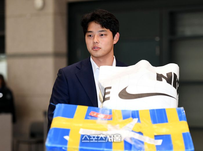 스프링캠프를 마친 한화 문동주가 4일 인천국제공항을 통해 귀국하고 있다. 인천국제공항 | 최승섭기자 thunder@sportsseoul.com