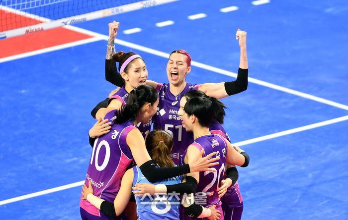 흥국 윌로우 존슨이 5일 화성실내체육관에서 열린 2023-2024 V리그 여자부 IBK기업은행과 흥국생명의 경기에서 득점한 후 포효하고 있다.   2024.3.6.화성 | 강영조 기자 kanjo@sportsseoul.com