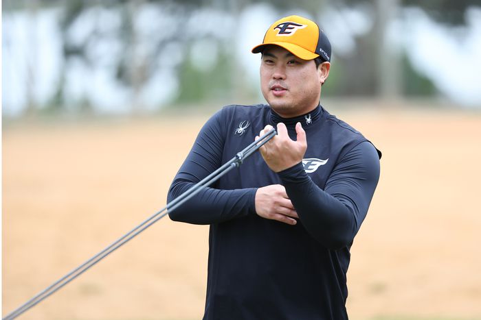 한화 류현진이 2월25일 일본 오키나와 고친다 구장에서 훈련 전 몸을 풀고 있다. 사진 | 오키나와=연합뉴스