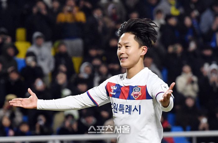 수원FC 이승우가 2일 인천축구전용경기장에서 열린 하나은행 K리그1  인천 유나이티드와 경기에서 페널티킥으로 결승골을 넣고 기뻐하고 있다. 수원FC는 후반 추가 시간에 나온 이승우의 페널티킥 골로 인천에 1-0으로 승리했다. 2024. 3. 2. 인천 | 박진업 기자 upandup@sportsseoul.com
