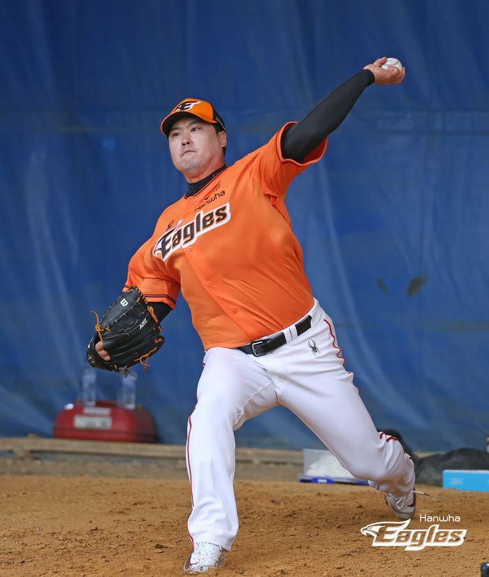 한화 류현진이 2월26일 일본 오키나와 온나손 아카마 구장에서 불펜피칭을 하고 있다. 사진 | 한화 이글스