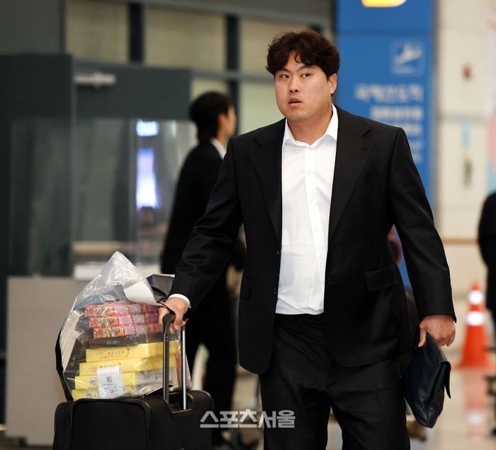 스프링캠프를 마친 한화 류현진이 4일 인천국제공항을 통해 입국하고 있다. 인천국제공항 | 최승섭기자 thunder@sportsseoul.com