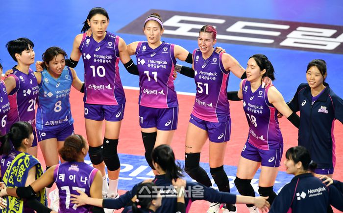 흥국 김연경이 5일 화성실내체육관에서 열린 2023-2024 V리그 여자부 IBK기업은행과 흥국생명의 경기에서 4세트 마지막 포인트를 따낸 후 선수들과 승리를 자축하고 있다.   2024.3.6.화성 | 강영조 기자 kanjo@sportsseoul.com