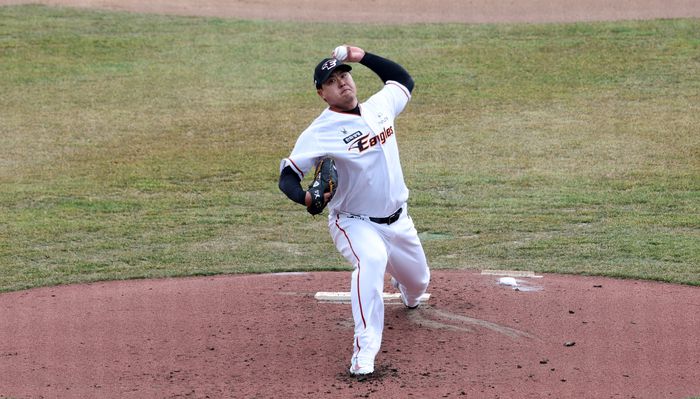 7일 대전 한화생명이글스파크에서 열린 한화이글스 자체 연습경기에서 KBO로 복귀한 류현진이 힘차게 공을 던지고 있다. 대전 | 연합뉴스