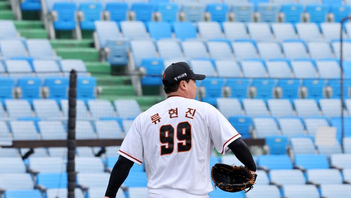 7일 대전 한화생명이글스파크에서 열린 한화이글스 자체 연습경기에서 KBO로 복귀한 류현진이 힘차게 공을 던지고 있다. 대전 | 연합뉴스