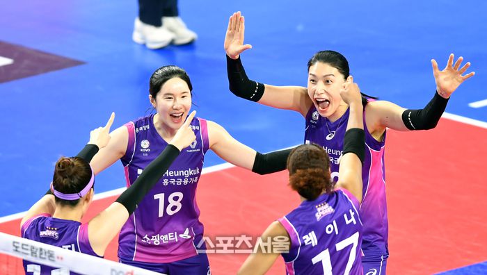 흥국 김연경이 5일 화성실내체육관에서 열린 2023-2024 V리그 여자부 IBK기업은행과 흥국생명의 경기에서 서브에이스를 기록한 후 동료들과 자축하고 있다.   2024.3.6.화성 | 강영조 기자 kanjo@sportsseoul.com