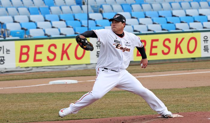 7일 대전 한화생명이글스파크에서 열린 한화이글스 자체 연습경기에서 KBO로 복귀한 류현진이 힘차게 공을 던지고 있다. 대전 | 연합뉴스