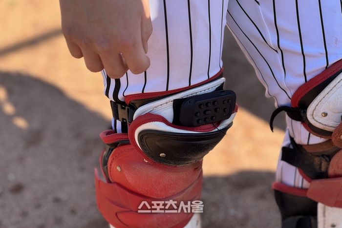LG 포수 김성우가 지난달 18일(한국시간) 미국 애리조나주 스코츠데일 스프링캠프 불펜피칭에서 피치컴을 착용하고 있다. 애리조나 | 윤세호기자 bng7@sportsseoul.com