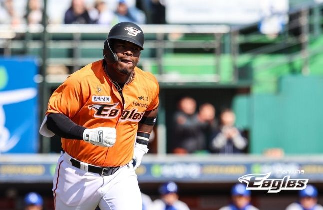 한화 페라자가 투런 홈런을 친 뒤 루상에 나가고 있다. 사진 | 한화