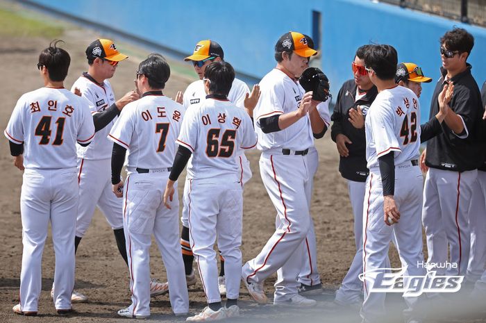 한화 김민우(가운데)가 지난 7일 대전한화생명이글스파크에서 열린 청백전에서 투구를 마친 후 더그아웃으로 돌아가고 있다. 사진 | 한화 이글스