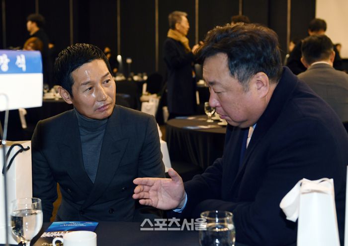 LG 트윈스 염경엽 감독(왼쪽)이 30일 서울 강남구 엘리에나 호텔에서 진행된 2023 프로야구 스포츠서울 올해의 상 시상식에 앞서 차명석 단장과 이야기를 나누고 있다. 2023. 11. 30. 박진업기자 upandup@sportsseoul.com