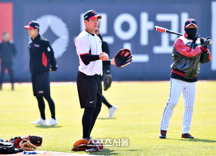 LG 오지환이 10일 수원KT위즈파크에서 열리는 LG트윈스와 KT위즈의 시범경기 2차전을 준비하고 있다.  2024.3.10.수원 | 강영조 기자 kanjo@sportsseoul.com