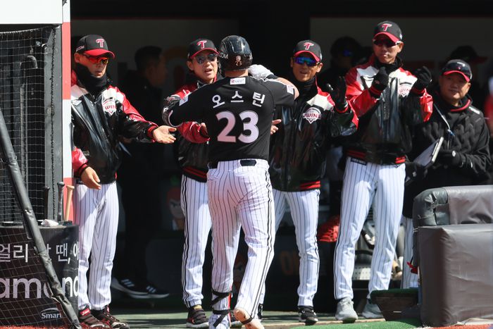 LG 오스틴이 9일 시범경기 수원 KT전에서 홈런을 친 후 더그아웃으로 돌아와 하이파이브 하고  있다. 사진 | LG 트윈스