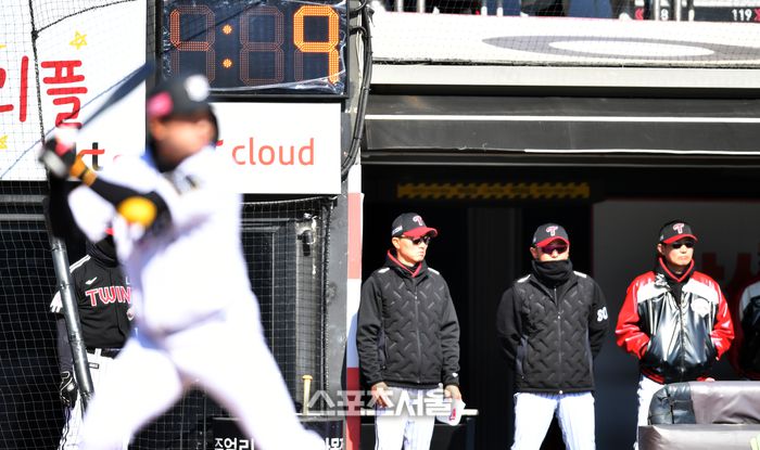 경기지연을 줄이기위해 도입되는 ‘피치클락’ 전광판이 곳곳에 설치된 수원KT위즈파크에서 LG트윈스와 KT위즈의 시범경기가 열리고 있다. 수원 | 강영조 기자 kanjo@sportsseoul.com