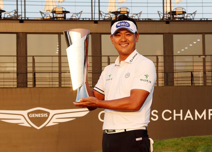 박상현이 잭니클라우스GCK에서 열린 KPGA 코리안투어 제네시스 챔피언십에서 우승 트로피를 들고 포즈를 취하고 있다. 사진 | KPGA