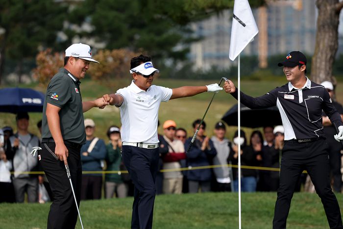 박상현(가운데)이 잭니클라우스GCK에서 열린 KPGA 코리안투어 제네시스 챔피언십 최종라운드에서 버디를 낚은 뒤 임성재(왼쪽) 배용준과 기쁨을 나누고 있다. 사진 | KPGA