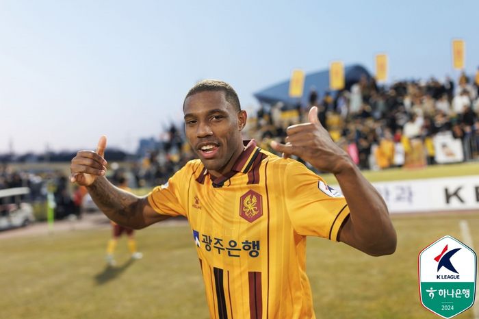 광주FC의 가브리엘이 10일 광주축구전용구장에서 열린 강원FC와의 하나은행 K리그1 2024 2라운드 경기에서 승리한 뒤 포즈를 취하고 있다.제공 | 한국프로축구연맹
