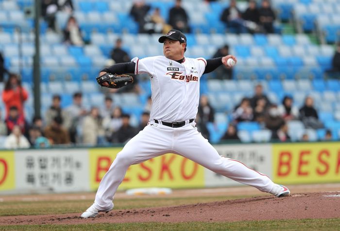 한화 류현진이 12일 대전 한화생명이글스파크에서 열린 2024 KBO리그 시범경기 KIA전에 선발 등판해 역투하고 있다. 사진 | 한화 이글스