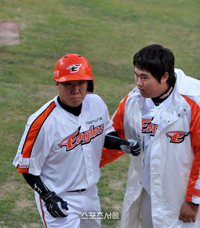 2009년 4월28일 한화와 LG 청주개막경기에서 1회말 3점홈런을 터트리며 6호홈런을 기록한 이범호가 선발 류현진의 축하를 받고 있다. 청주 | 강영조기자kanjo@sportsseoul.com