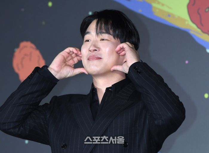 배우 안재홍이 13일 서울 광진구 롯데시네마 건대입구점에서 진행된 넷플릭스 ‘닭강정’ 제작발표회에서 취재진을 향해 포즈를 취하고 있다. ‘닭강정’은 의문의 기계에 들어갔다가 닭강정으로 변한 딸 민아(김유정)를 되돌리기 위한 아빠 선만(류승룡)과 그녀를 짝사랑하는 백중(안재홍)의 코믹 미스터리 추적극으로 이병헌 감독이 연출을 맡았다. 2024. 3. 13. 박진업 기자 upandup@sportsseoul.com