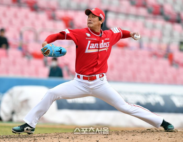 SSG 김광현이 11일 수원KT위즈파크에서 열린 2024 KBO리그 시범경기 KT전에서 5회말 등판해 역투하고 있다. 수원 | 강영조 기자 kanjo@sportsseoul.com