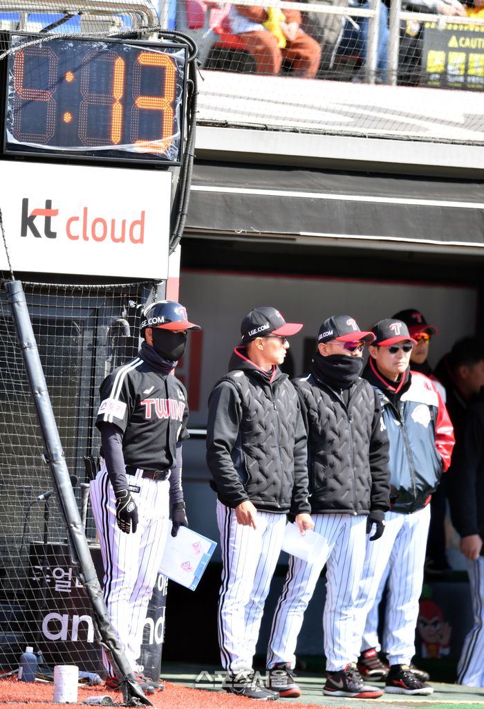 올시즌 불필요한 경기지연을 줄이기 위해 피치클락이 도입예정인 가운데  염경엽 감독과 LG 코치들이 시범경기를 지휘하고 있다. 사진 | 강영조 기자 kanjo@sportsseoul.com