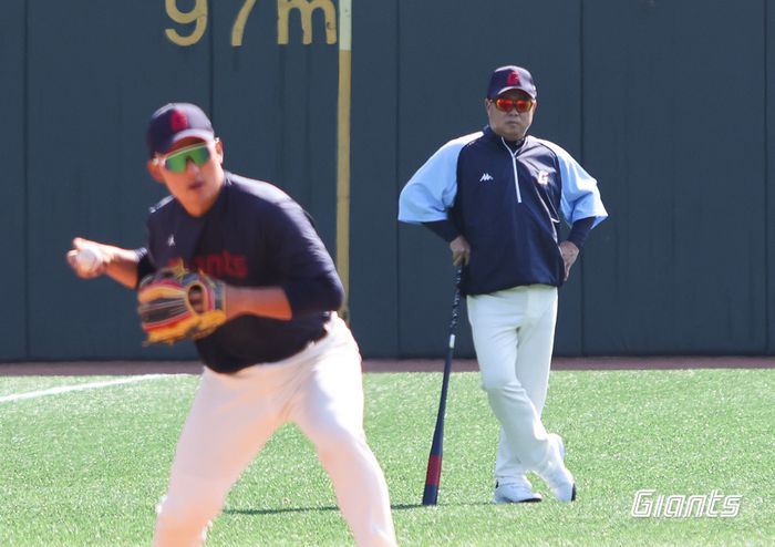 롯데 김태형 감독이 선수들 훈련 모습을 유심히 살펴보고 있다. 사진 | 롯데 자이언츠