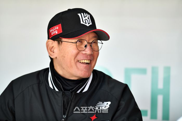 KT 이강철 감독이 기자들과 이야기를 나누고 있다. 사진 | 강영조 기자 kanjo@sportsseoul.com