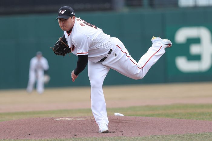 한화 류현진이 12일 대전 한화생명이글스파크에서 열린 2024 KBO리그 시범경기 KIA전에 선발 등판해 역투하고 있다. 사진 | 한화 이글스