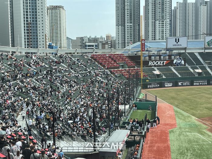 17일 부산 사직야구장에 모인 팬들 모습. 3루석에 모인 팬들이 불펜에서 몸을 풀고 있는 류현진 모습을 지켜보고 있다. 사직 | 원성윤 기자
