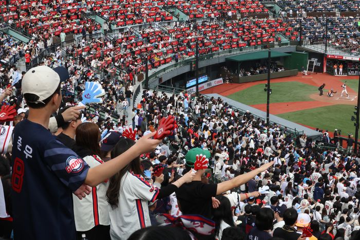 사직구장을 찾은 관중들이 선수들을 응원하고 있다. 사진 | 사직=연합뉴스