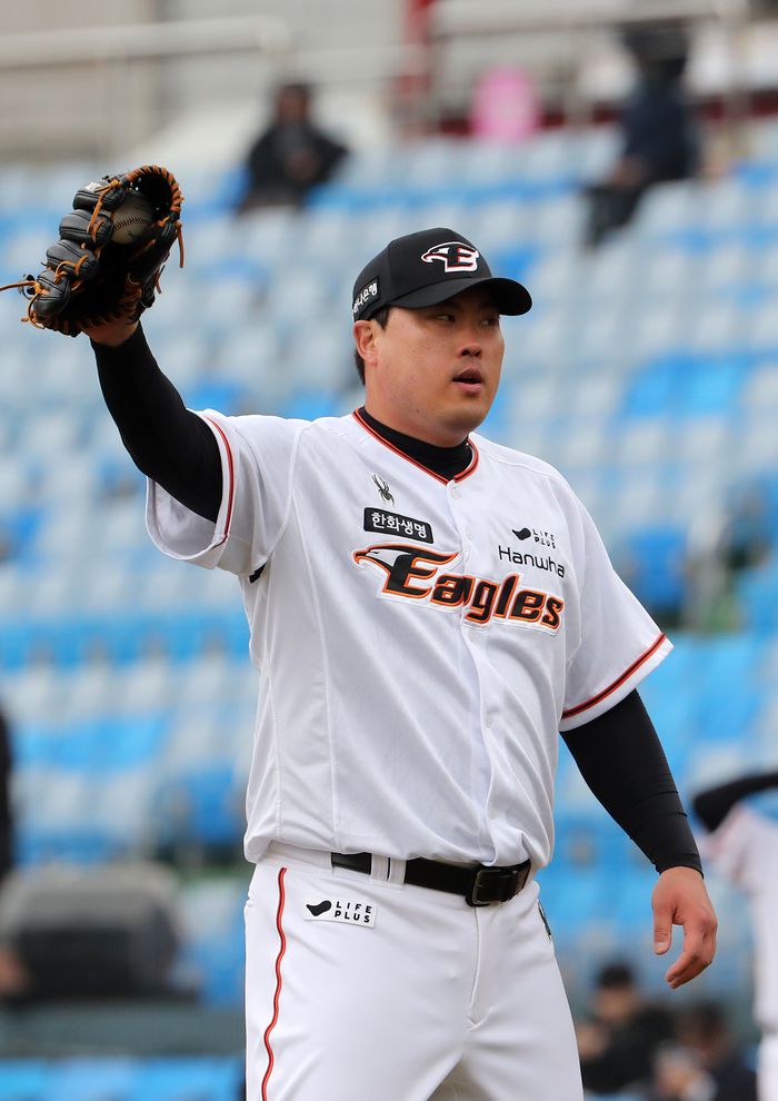 지난 12일 대전한화생명이글스파크에서 열린 2024 프로야구 KIA 타이거즈와 한화 이글스의 시범 경기. 1회초 한화 선발 류현진이 공을 글러브에 쥐고 있다. 대전 | 연합뉴스