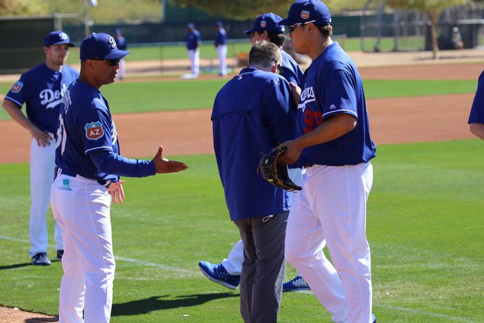 LA 다저스 데이브 로버츠 감독(왼쪽)이 2016년 스프링캠프에서 캐치볼을 마친 류현진에게 악수를 청하고 있다. 사진 | 애리조나=연합뉴스