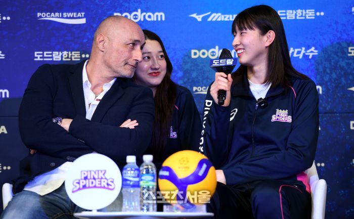 훙국생명 이주아가 18일 서울 청담동 리베라호텔에서 열린 2023~2024 V-리그 포스트시즌 미디어데이에서 감독님 말을 알아듣냐는 질문에 답하고 있다. 2024. 3. 18.최승섭기자 thunder@sportsseoul.com