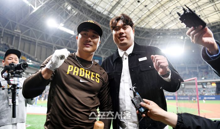 샌디에이고 김하성(왼쪽)이 20일 고척스카이돔에서 열리는 메이저리그 서울시리즈에 앞서 현장을 찾은 류현진을 만나 포즈를 취했다. 고척 | 최승섭기자 thunder@sportsseoul.com